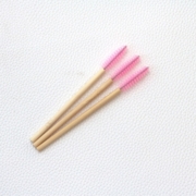 Szczoteczka do rzęs nylonowa z bambusową rączką, włosie różowe (50 szt. op.)
